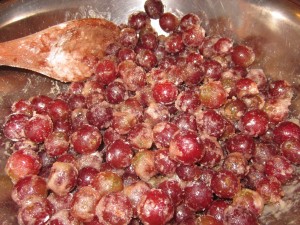 Toss grapes with sugar, flour and cinamon